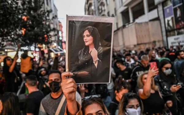 Ιράν: Ένας μήνας οργής μετά τον θάνατο της Μαχσά Αμινί