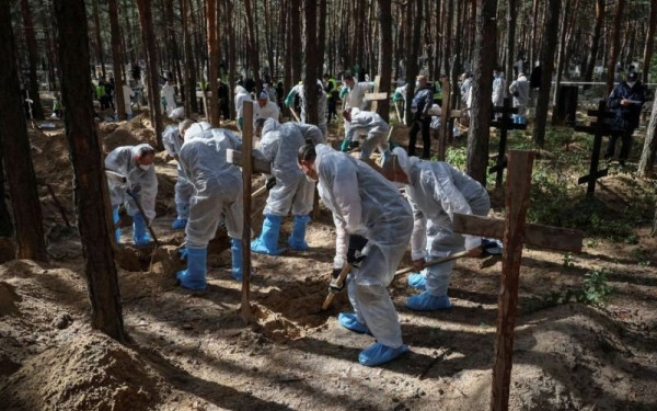 Φρίκη στην Ουκρανία: Άλλοι δύο ομαδικοί τάφοι βρέθηκαν στην Ιζιούμ, λέει ο Ζελένσκι