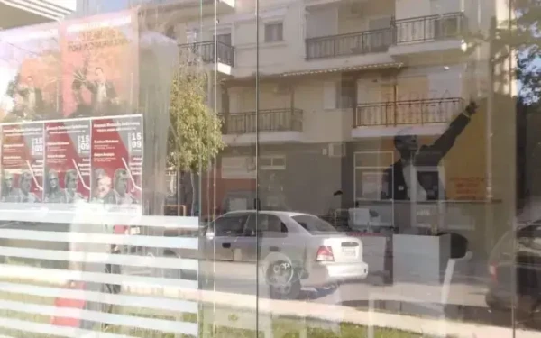 Σίνδος: Επίθεση με αυγά στα γραφεία του ΣΥΡΙΖΑ