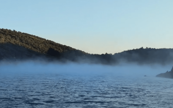 Χαλκιδική: Εντυπωσιακός θαλάσσιος καπνός στην Αμμουλιανή (βίντεο)