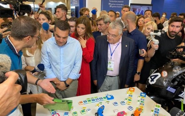 86η ΔΕΘ: Η περιοδεία Τσίπρα στη ΔΕΘ, οι selfies και τα δώρα (βίντεο & φωτ.)