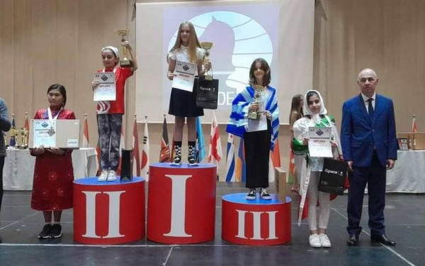 Μυαλό-ξυράφι: Η 10χρονη Θεσσαλονικιά σκακίστρια Ευαγγελία Σίσκου κατέκτησε το χάλκινο μετάλλιο στο παγκόσμιο (φωτ.)