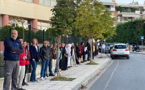 Διαμαρτυρία με «ανθρώπινη αλυσίδα» μαθητών και γονέων στο 3ο ΓΕΛ Καλαμαριάς (βίντεο, φωτ.)