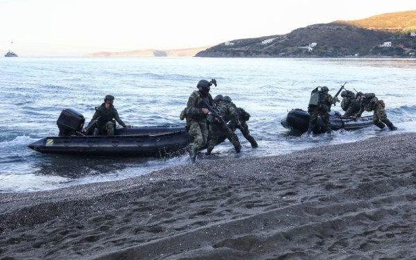 Άσκηση «Αργώ 2022»: «Απόβαση» Ελλήνων και Γάλλων κομάντο στη Σκύρο (φωτ.)