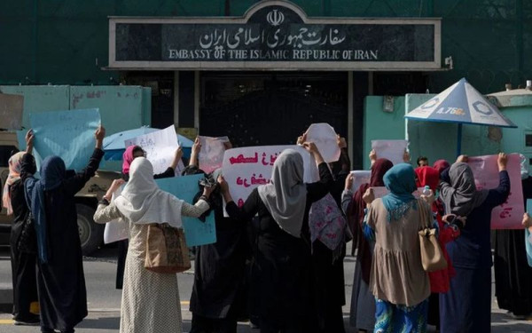 Αφγανιστάν: Οι Ταλιμπάν πυροβολούν στον αέρα για να διαλύσουν διαδήλωση υπέρ των γυναικών του Ιράν               