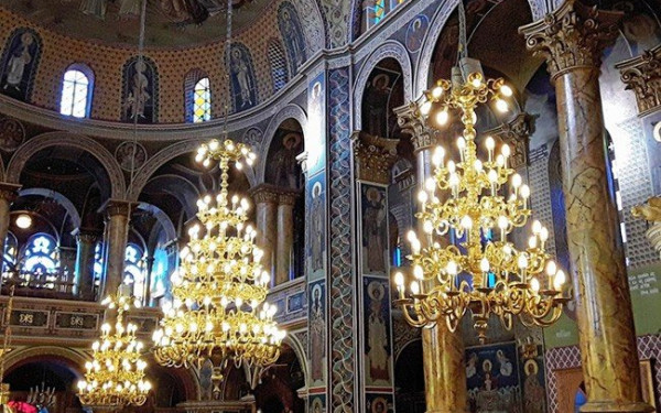 Στο... σκοτάδι ο εκκλησιασμός - Σβήνουν οι πολυέλαιοι (βίντεο)