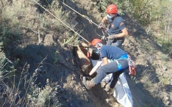 Άνδρες της ΕΜΑΚ έφεραν στο φως αρχαίο πιθάρι (φωτ.)