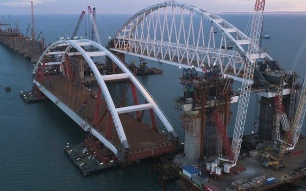 Ρωσία: Ο Πούτιν είχε εγκαινιάσει οδηγώντας φορτηγό τη γέφυρα που χτυπήθηκε - Τα στοιχεία του οδηγού του οχήματος που εξερράγη  (βίντεο)