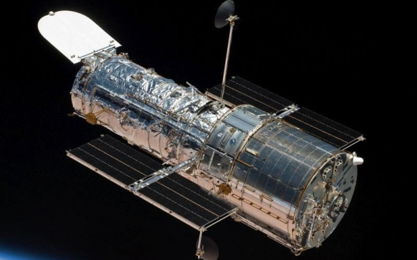 Το διαστημικό τηλεσκόπιο Hubble συμπληρώνει 34 χρόνια «φωτογράφισης» του διαστήματος (βίντεο, φωτ.)