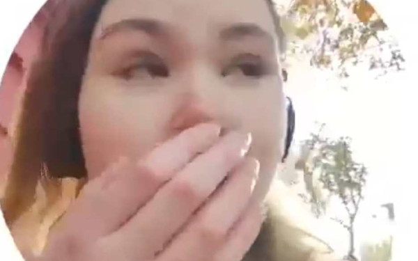 Bίντεο-σοκ: Ωστικό κύμα χτυπά νεαρή γυναίκα στο Κίεβο 