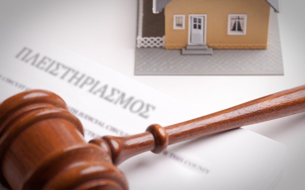 «Στο σφυρί» δεκάδες ακίνητα από την Εφορία - Στο στόχαστρο μεγαλοοφειλέτες με χρέη-μαμούθ