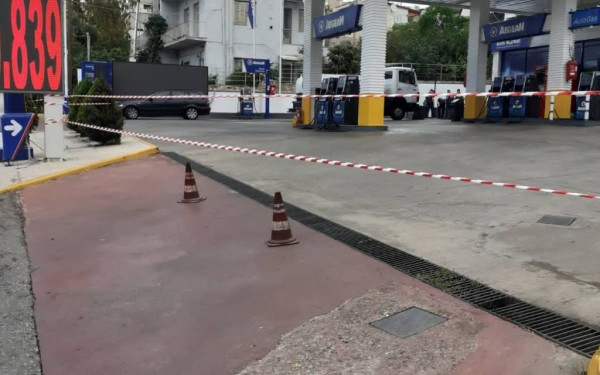 Παραλίγο τραγωδία σε πρατήριο καυσίμων στη Γεωργικής Σχολής - Ι.Χ. «καρφώθηκε» στις αντλίες καυσίμων