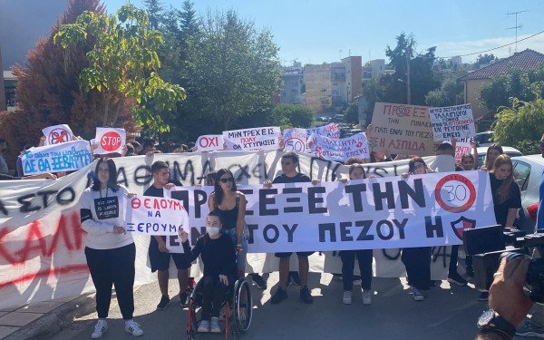 Οδός Λαγκαδά: Μαυροφορεμένοι μαθητές στο δρόμο για... μια χαμένη ζωή