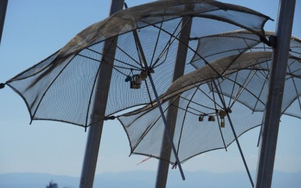 Θεσσαλονίκη: Οι «κλειδαριές του έρωτα» πληθαίνουν στην παραλία - Πλήττουν τις «Ομπρέλες» του Ζογγολόπουλου