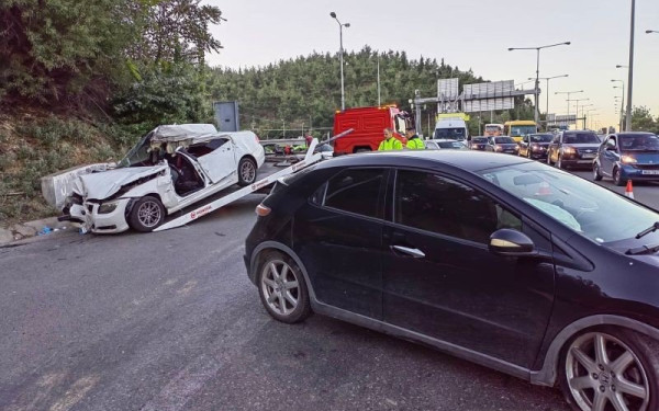 Σοβαρό τροχαίο στον περιφερειακό με δύο τραυματίες - Με δυσκολία η κυκλοφορία οχημάτων (φωτ.)