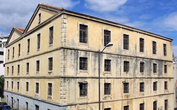 Καβάλα: Αγώνας δρόμου για να σωθούν οι ιστορικές Καπναποθήκες