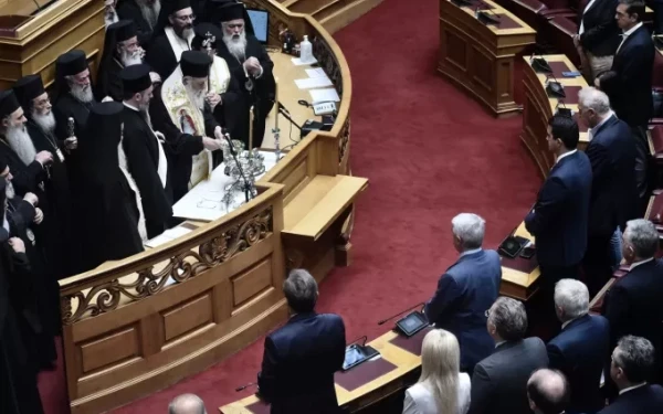 Ιερώνυμος στη Βουλή: Να αφήσουμε τα μικρά που μας χωρίζουν και να δούμε τα μεγάλα που μας ενώνουν