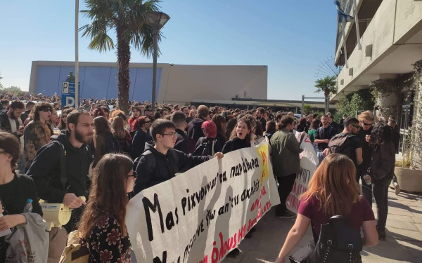 ΑΠΘ: Συγκεντρώσεις για την πτώση του φοιτητή και τα μαθήματα στα... πατώματα