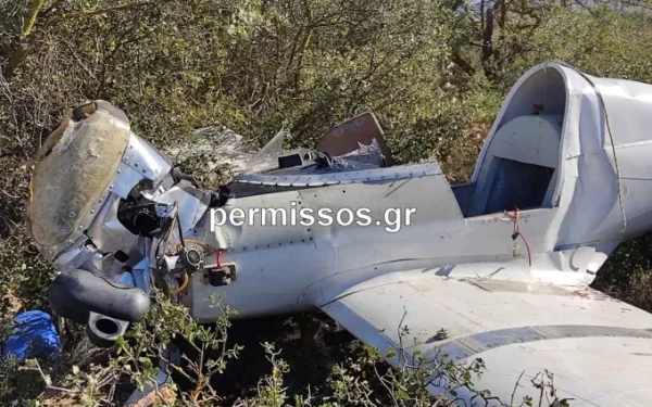 Νεκρός ο πιλότος - Έπεσε αεροπλάνο στην εθνική οδό Αθηνών - Λαμίας