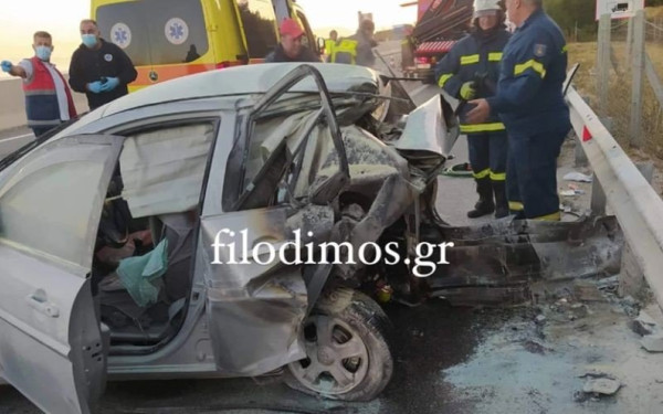 Σοκαριστικό τροχαίο δυστύχημα με δύο νεκρούς στο ύψος της Ακράτας - Κάηκαν μέσα στο αυτοκίνητο (βίντεο, φωτ.)