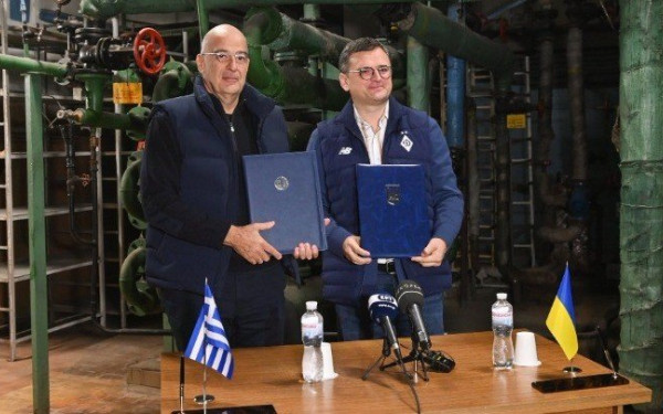 Ελλάδα- Ουκρανία: Συνεργασία στον τομέα Διπλωματικής Εκπαίδευσης υπέγραψαν Δένδιας - Κουλέμπα