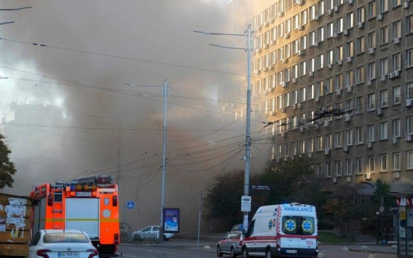 Ένας νεκρός και καίρια πλήγματα σε υποδομές του Κιέβου από τη ρωσική πυραυλική επιδρομή