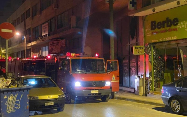 Θεσσαλονίκη: Πυροδότησαν πυροτεχνήματα και... λαμπάδιασαν το μπαλκόνι τους (βίντεο)