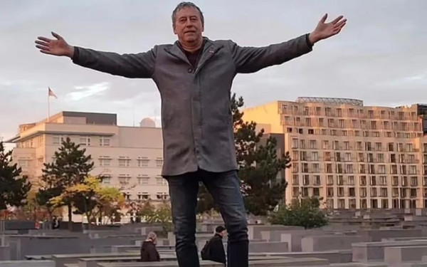 Γερμανία: Σάλος με ακροδεξιό στέλεχος του AfD που πόζαρε πάνω στο μνημείο του Ολοκαυτώματος