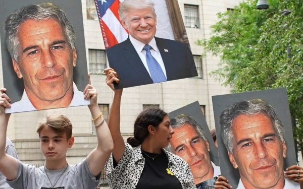 Σκάνδαλο Επστάιν: Το κύκλωμα παιδεραστών που έφτασε μέχρι τον Λευκό Οίκο και τα ανάκτορα του Μπάκιγχαμ! (φωτ.)