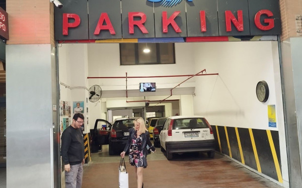 Στην ουρά για μια... θέση πάρκινγκ στη Θεσσαλονίκη