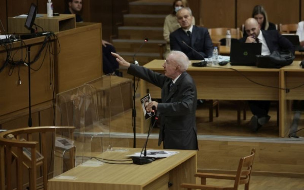 Νέα πρόκληση Κ. Πλεύρη στη δίκη της Χρυσής Αυγής: Χαιρέτησε και πάλι ναζιστικά - «Μην ακούτε τους αυνάνες της αριστεράς»