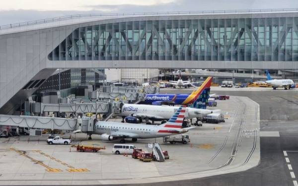 ΗΠΑ: «Ποδαρικό» με αρνητικό τεστ COVID-19 κάνει το 2023 για τους Κινέζους ταξιδιώτες