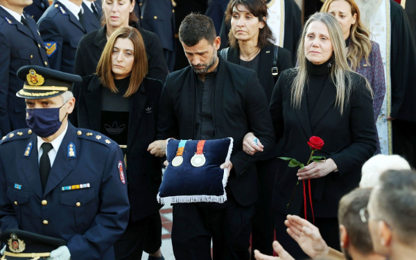 H συγκλονιστική στιγμή που ο Μιχάλης Μουρούτσος μεταφέρει τα μετάλλια του Αλέξανδρου Νικολαΐδη (φωτ.)