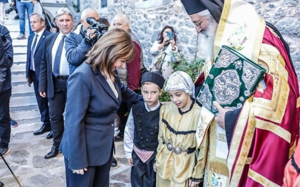 Κ. Σακελλαροπούλου: Οι Σαμοθρακιώτες μάς εμπνέουν στην αδιαπραγμάτευτη προάσπιση της εθνικής μας κυριαρχίας (φωτ.)