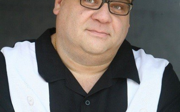 Άγγελος Τσαρούχας: Ο κωμικός που έκανε viral το ξεμάτιασμα στο εξωτερικό 