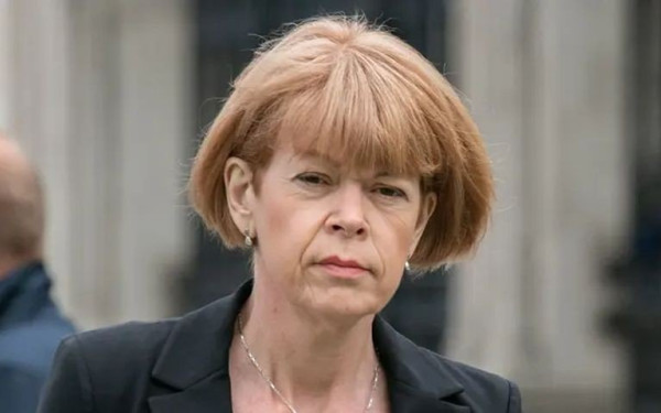 Ούτε η υπεύθυνη για την κομματική πειθαρχεία δεν... πειθάρχησε στην Τρας