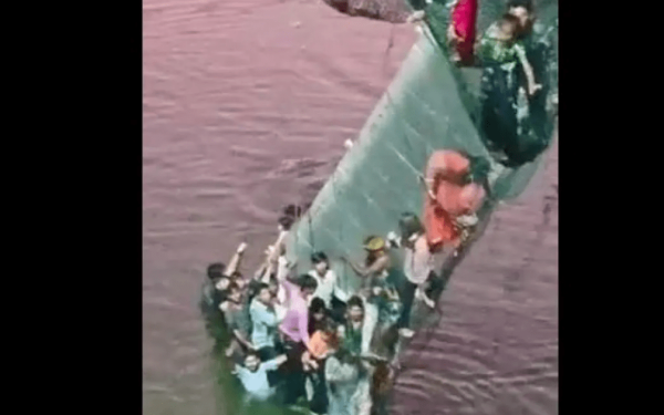 Τραγωδία στην Ινδία: Τουλάχιστον σαράντα νεκροί από την κατάρρευση γέφυρας 