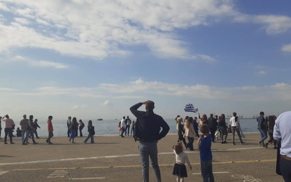 Ενθουσιασμένοι μικροί και μεγάλοι Θεσσαλονικείς από τη μεγαλειώδη παρέλαση - Δείτε εικόνες από την πόλη