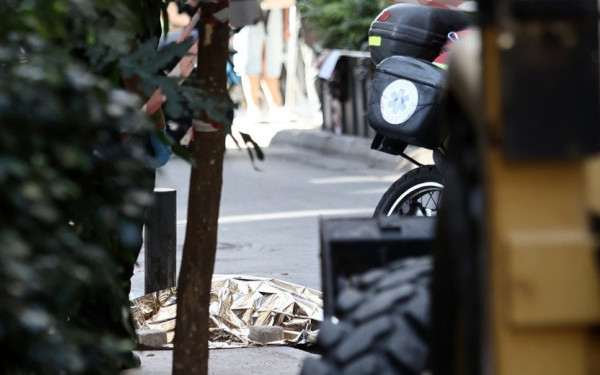 Συναγερμός στο Σύνταγμα: Νεκρός άνδρας που έπεσε από κτίριο (φωτ.)
