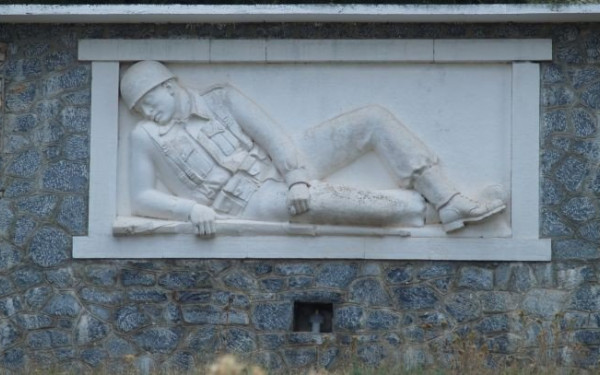 28η Οκτωβρίου: Το μνημείο του άγνωστου στρατιώτη στο Ζάρκο Τρικάλων «ψάχνει» να βρει τον δημιουργό του