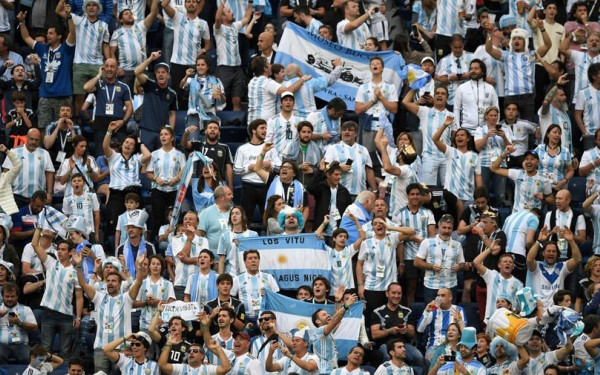 Μουντιάλ 2022: Δεν μπορούσε να περιμένει και πήγε στο Κατάρ έξι μήνες πριν την πρώτη σέντρα (βίντεο)