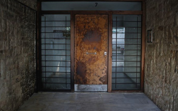 Βιασμός 12χρονης: Έβαλαν γκαζάκια στην πολυκατοικία που έμενε ο Μίχος