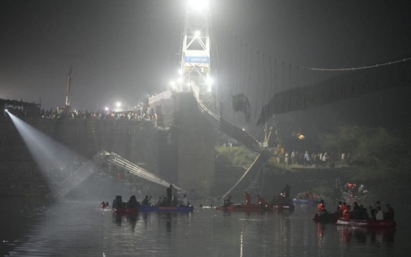 Ινδία: Τους 130 έφτασαν οι νεκροί από την κατάρρευση της κρεμαστής γέφυρας στην Γκουτζαράτ (βίντεο)