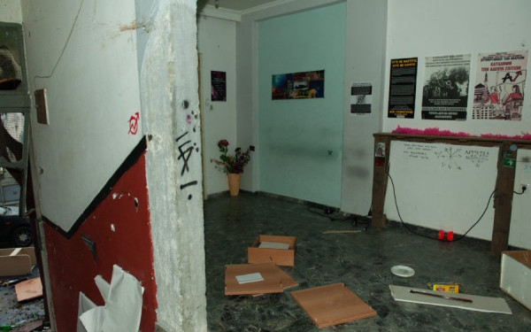 Λάρισα: Με ένταση και συλλήψεις ολοκληρώθηκε η εκκένωση της κατάληψης «Ντουγρού» (φωτ.-βιντ.)