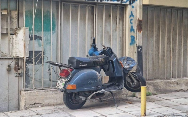 Μαζεύει εκατοντάδες παρατημένα μηχανάκια και αυτοκίνητα από τους δρόμους ο δήμος Θεσσαλονίκης