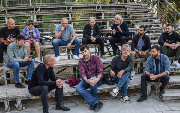 Συνάντηση Βαρουφάκη-μελών κινήματος κατά των πλειστηριασμών