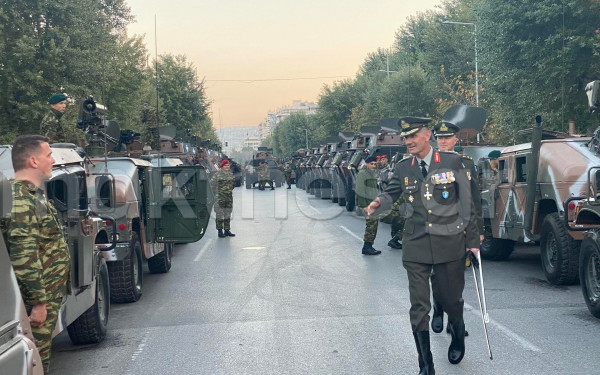 Ετοιμασίες πριν την μεγάλη παρέλαση  - Γυαλίζουν οχήματα και αρβύλες (φωτ.)