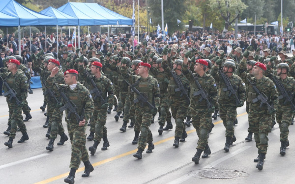 Με λαμπρότητα και λαοθάλασσα θεατών ολοκληρώθηκε η μεγάλη στρατιωτική παρέλαση στη Θεσσαλονίκη (βίντεο)