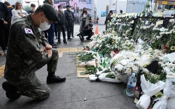 Φωτογραφίες - «γροθιά»: Τα αντικείμενα που μαρτυρούν την πολύνεκρη τραγωδία στη Σεούλ (φωτ.)