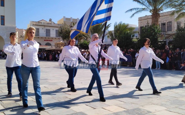Μαμά και γιος έκαναν μαζί παρέλαση στη Σύρο και εισέπραξαν θερμό χειροκρότημα